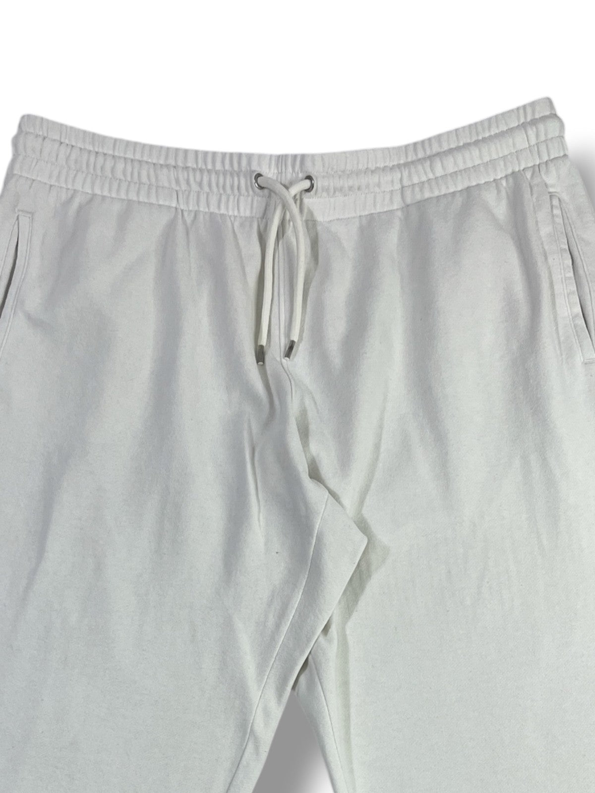 Detalle cintura elástica, cordón y bolsillos del jogger GAP