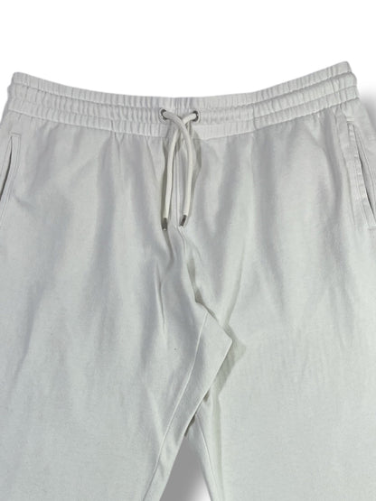 Detalle cintura elástica, cordón y bolsillos del jogger GAP