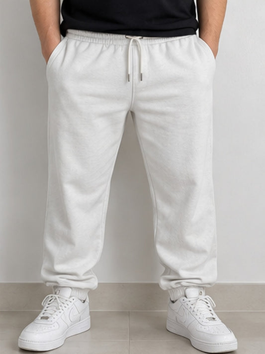 Fotografía referencial con modelo de pantalón jogger GAP blanco XL