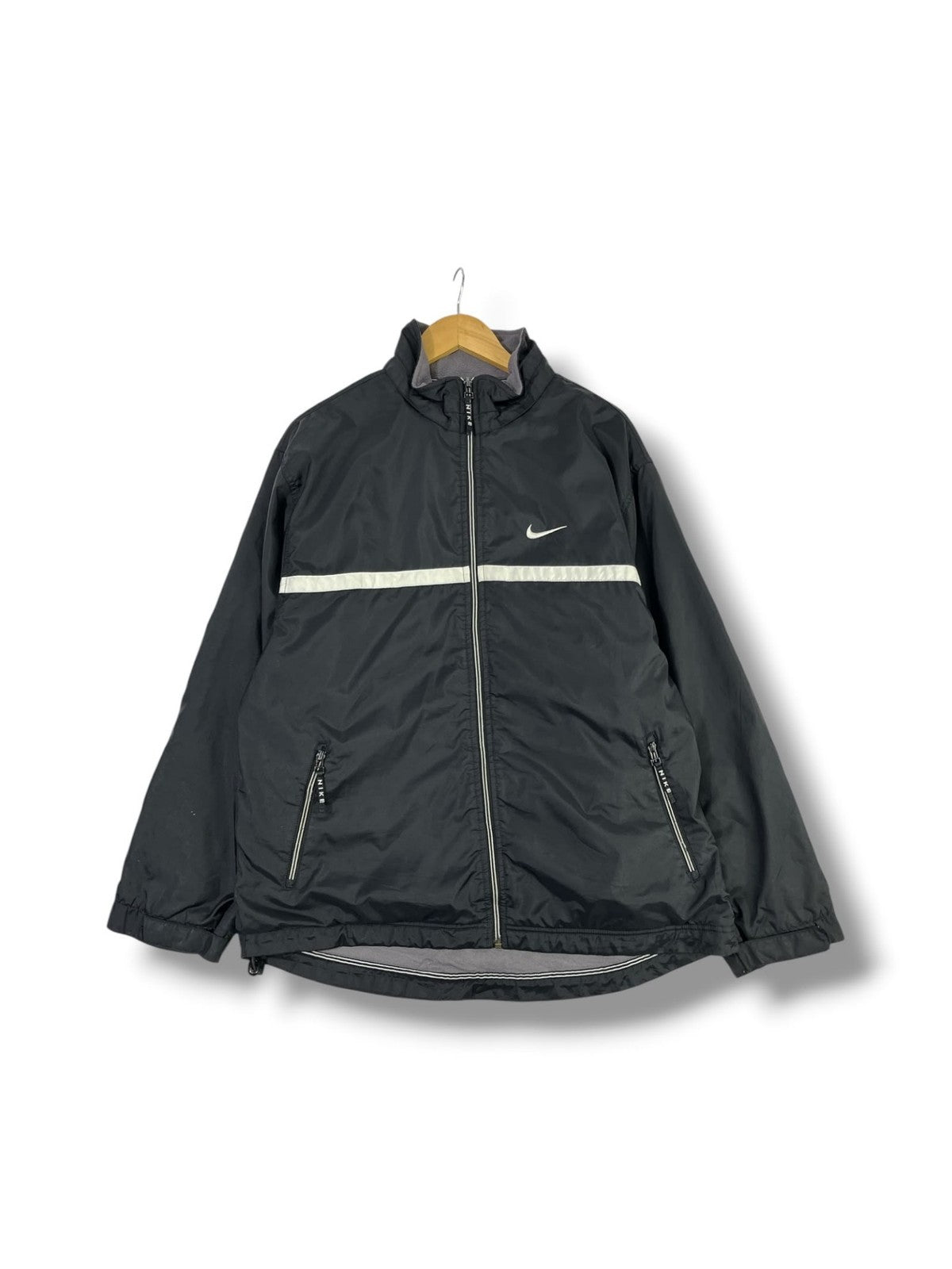 Vista frontal completa de chaqueta Nike vintage negra