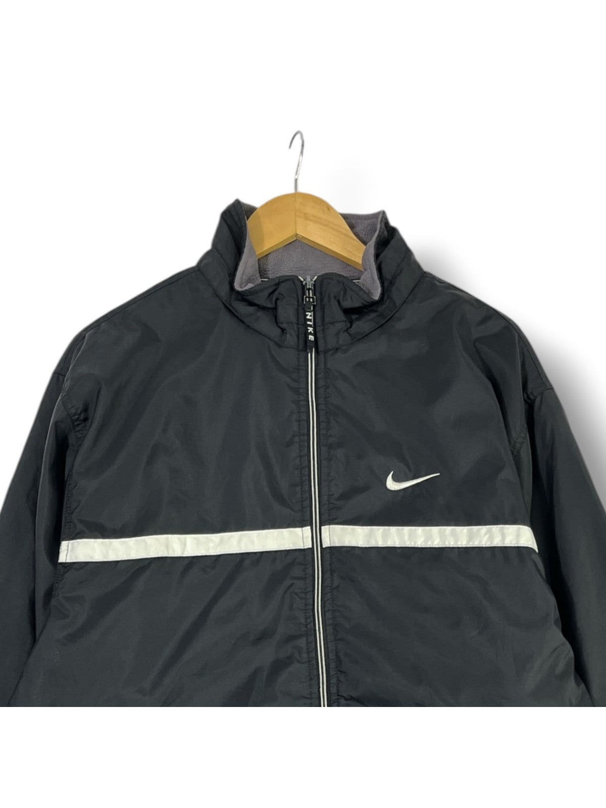Detalle de logo y franja blanca frontal Nike