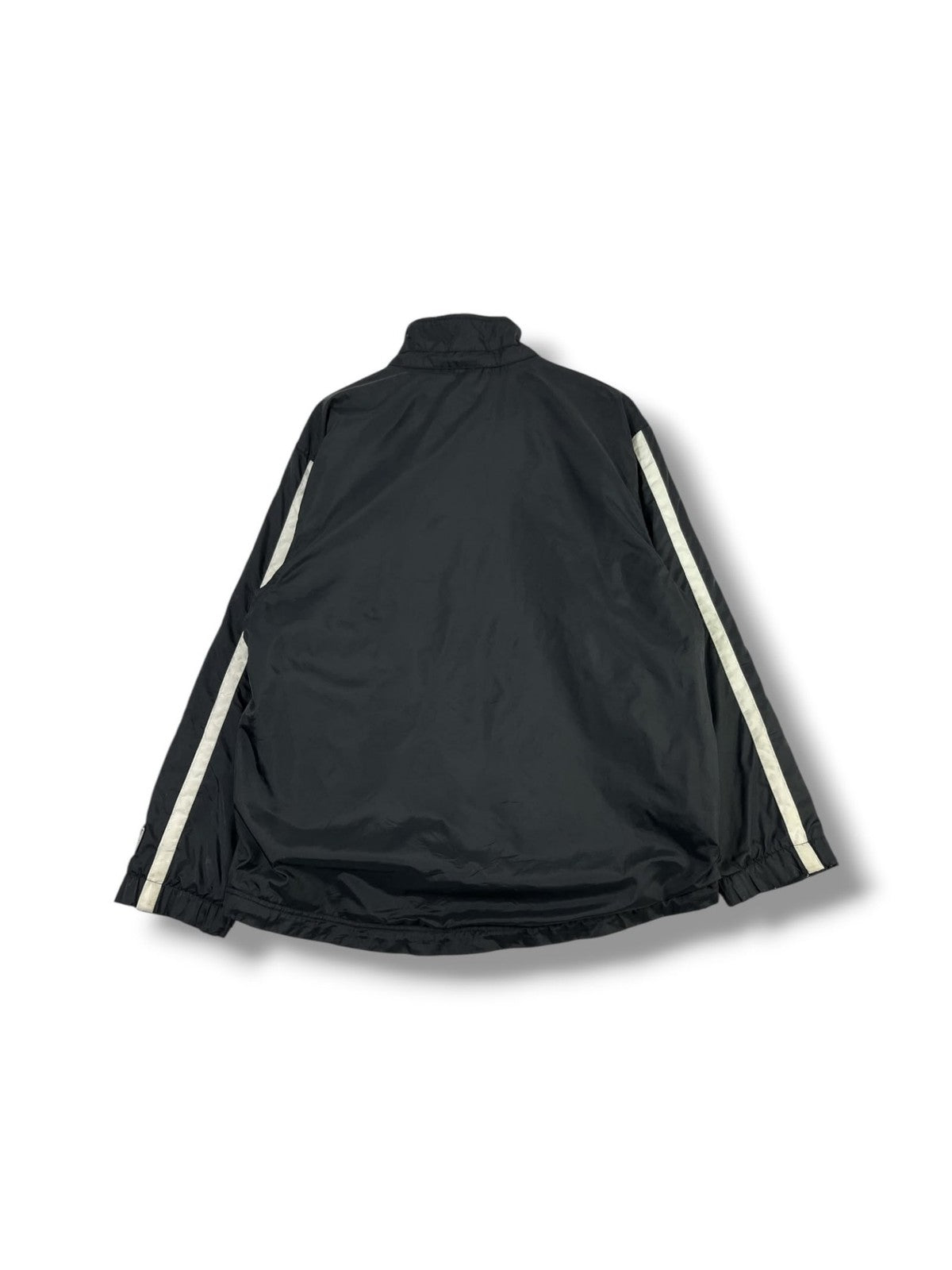 Vista posterior de chaqueta Nike negra