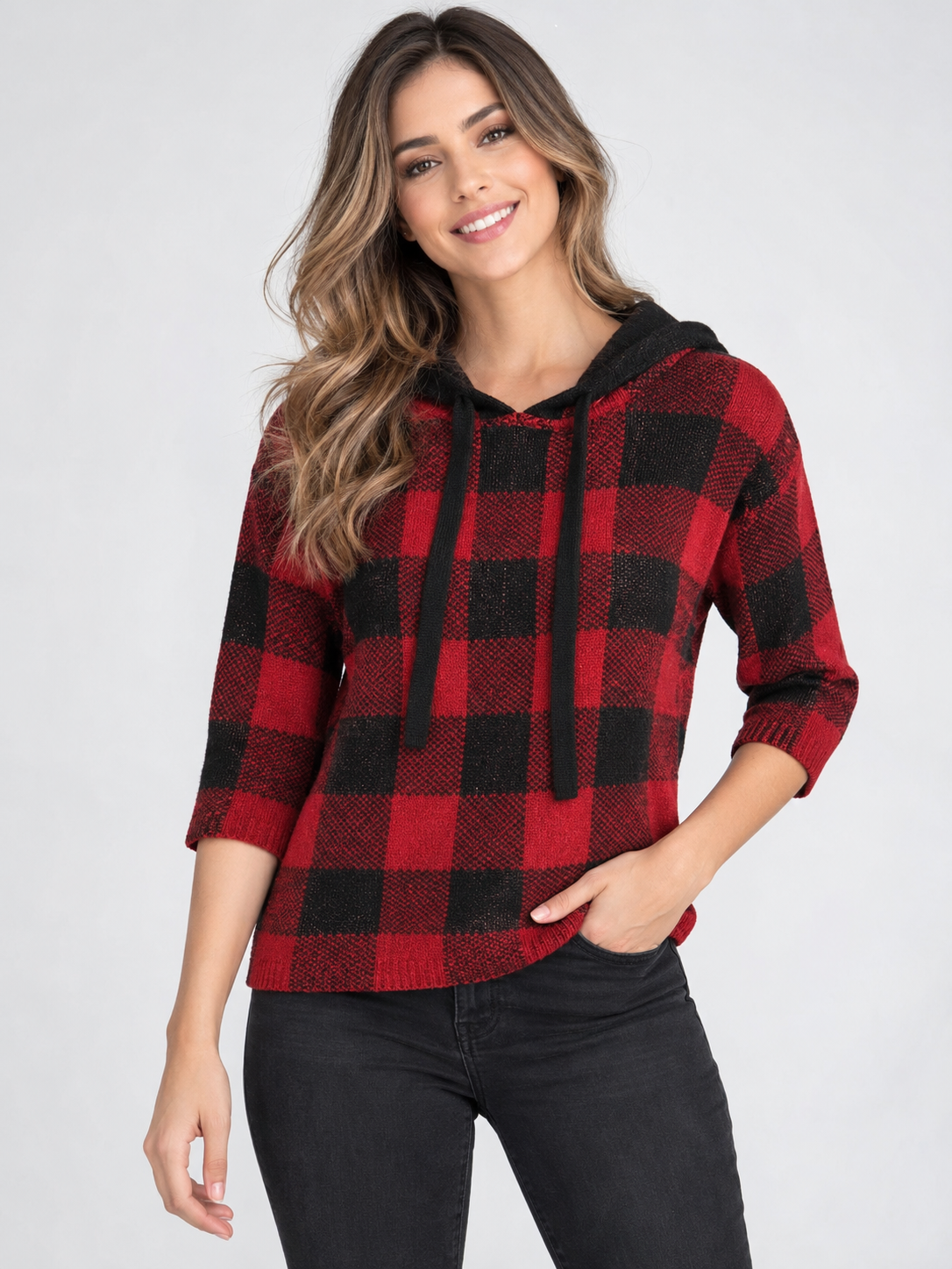 Imagen referencial: modelo con sweater Zara cuadros rojos y negros y mangas 3/4