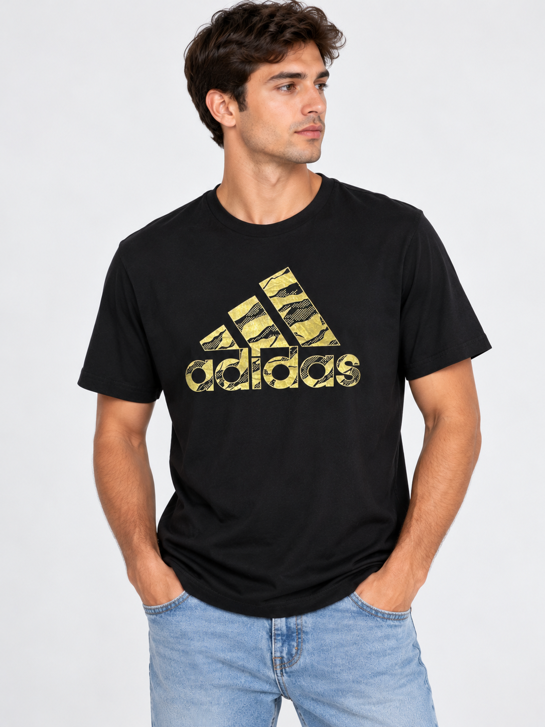Imagen referencial de modelo hombre con polera Adidas negra logo dorado, formato 3:4