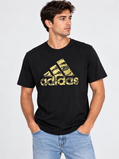 Imagen referencial de modelo hombre con polera Adidas negra logo dorado, formato 3:4
