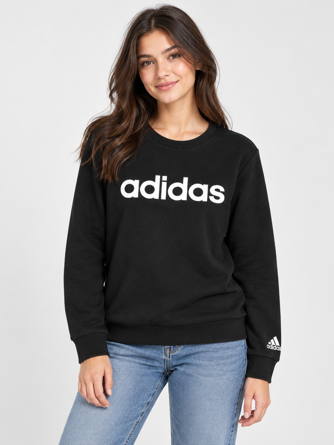Imagen referencial con modelo mujer vistiendo polerón Adidas negro con logo blanco, formato 3:4