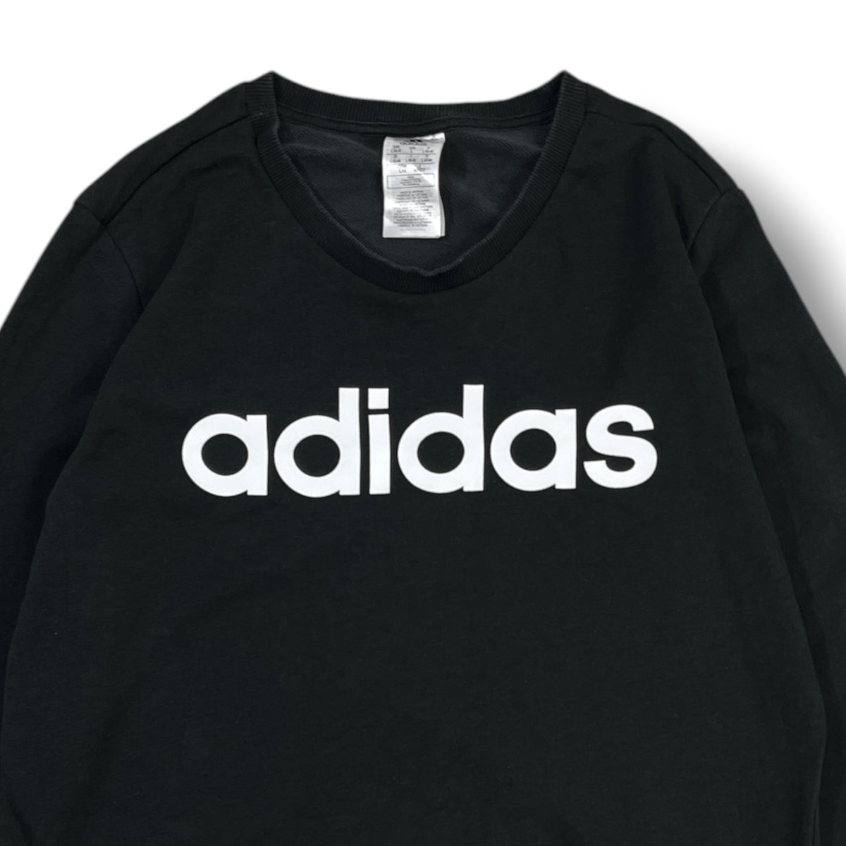 Detalle real del logo Adidas blanco en el pecho