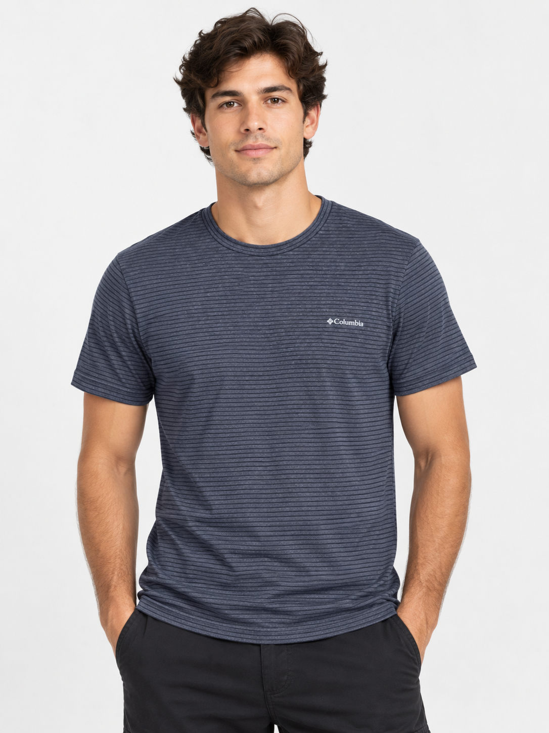 Imagen referencial de modelo hombre con polera Columbia de rayas finas, fotografía 3:4