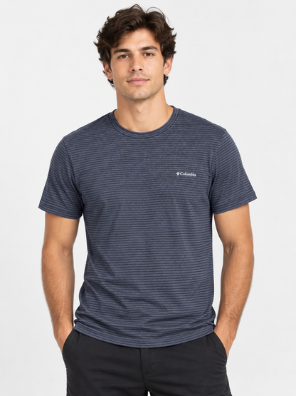 Imagen referencial de modelo hombre con polera Columbia de rayas finas, fotografía 3:4