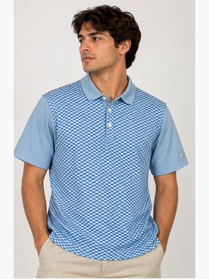 Modelo hombre con polera Nike Dri-FIT celeste a cuadros, talla L