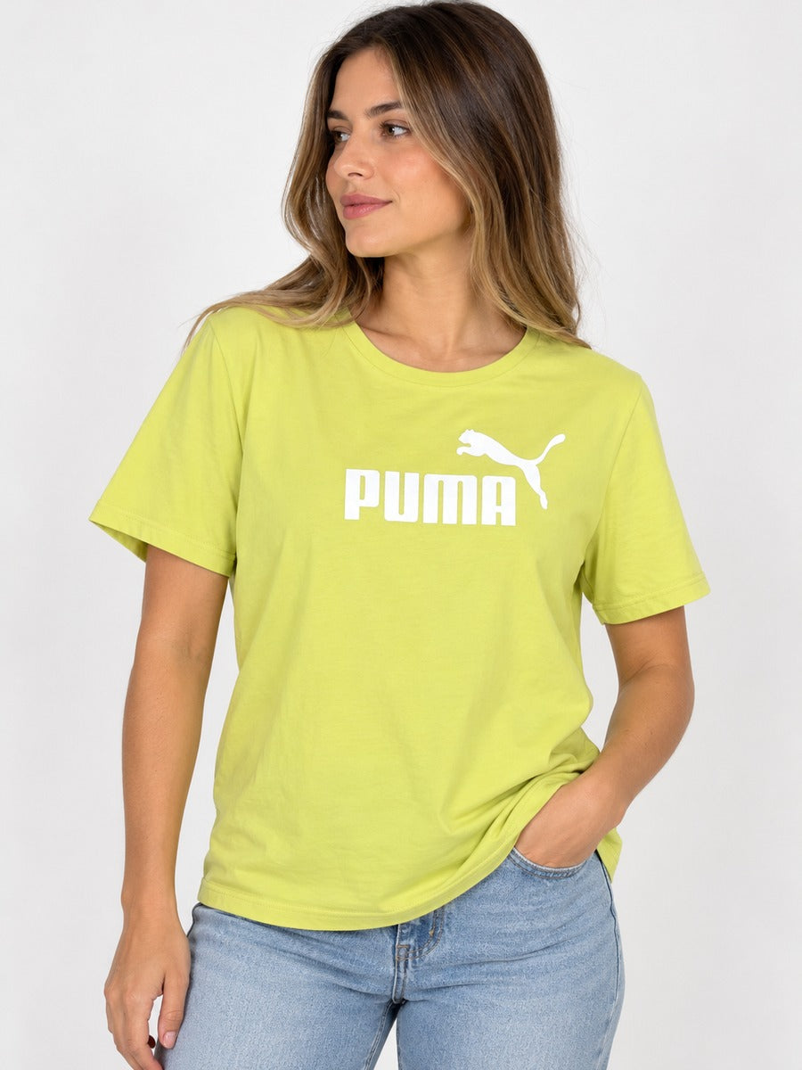 Modelo mujer con polera Puma amarillo lima talla XL, imagen referencial