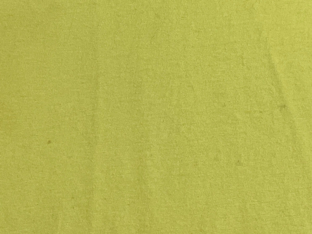 Fotografía real que muestra las pequeñas manchas de la polera