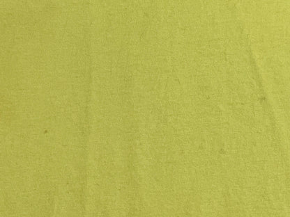 Fotografía real que muestra las pequeñas manchas de la polera
