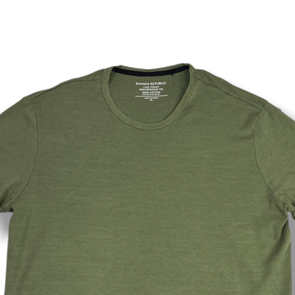Detalle original del cuello de la polera Banana Republic