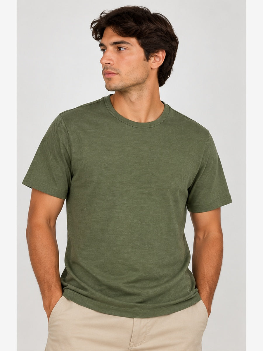Modelo hombre con polera verde oliva Banana Republic Luxe Touch talla XXL, imagen referencial