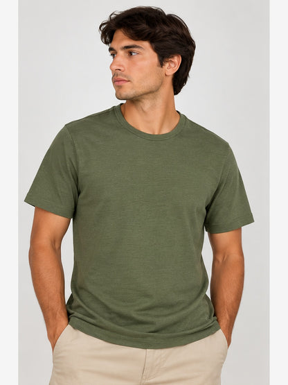 Modelo hombre con polera verde oliva Banana Republic Luxe Touch talla XXL, imagen referencial