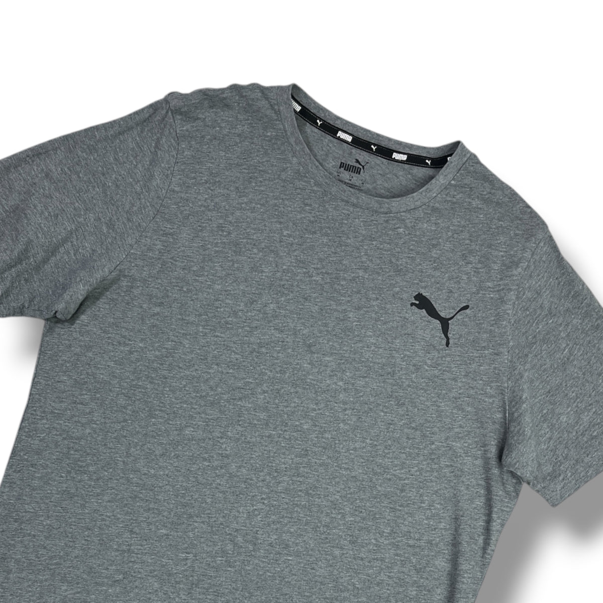 Detalle real de logo Puma y cuello