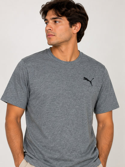 Modelo hombre referencial con polera Puma gris jaspeada, talla M