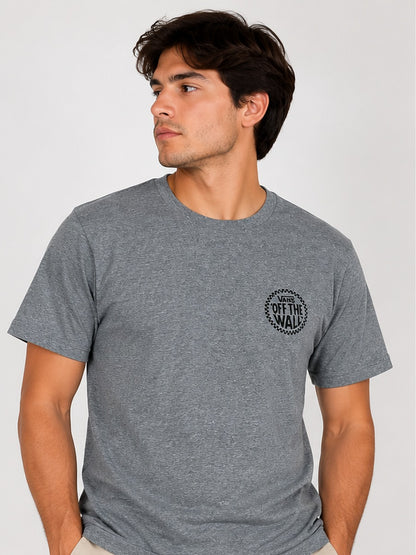 Modelo hombre referencial con polera Vans Off The Wall gris jaspeada, talla M