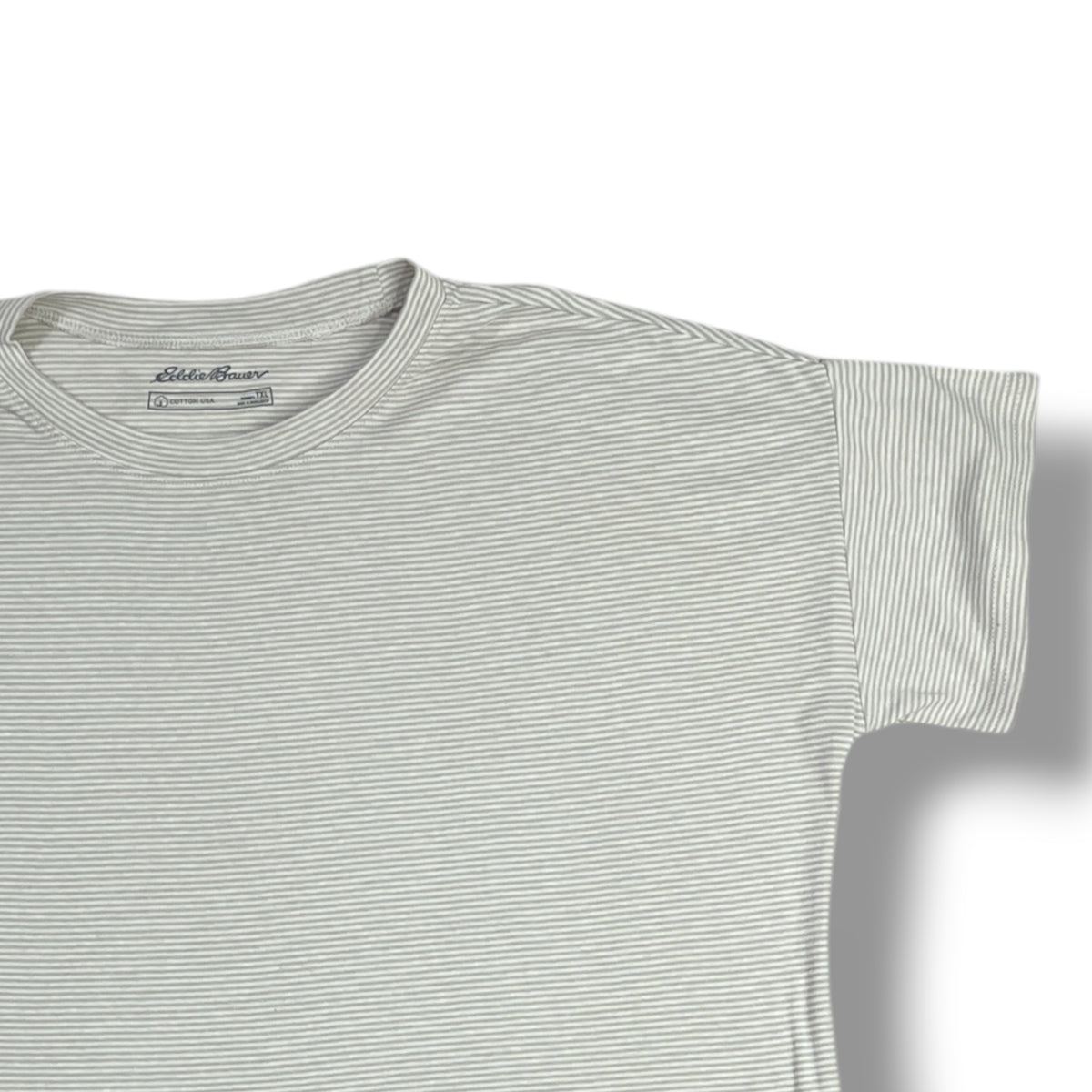 Fotografía real detalle de cuello y rayas de la polera