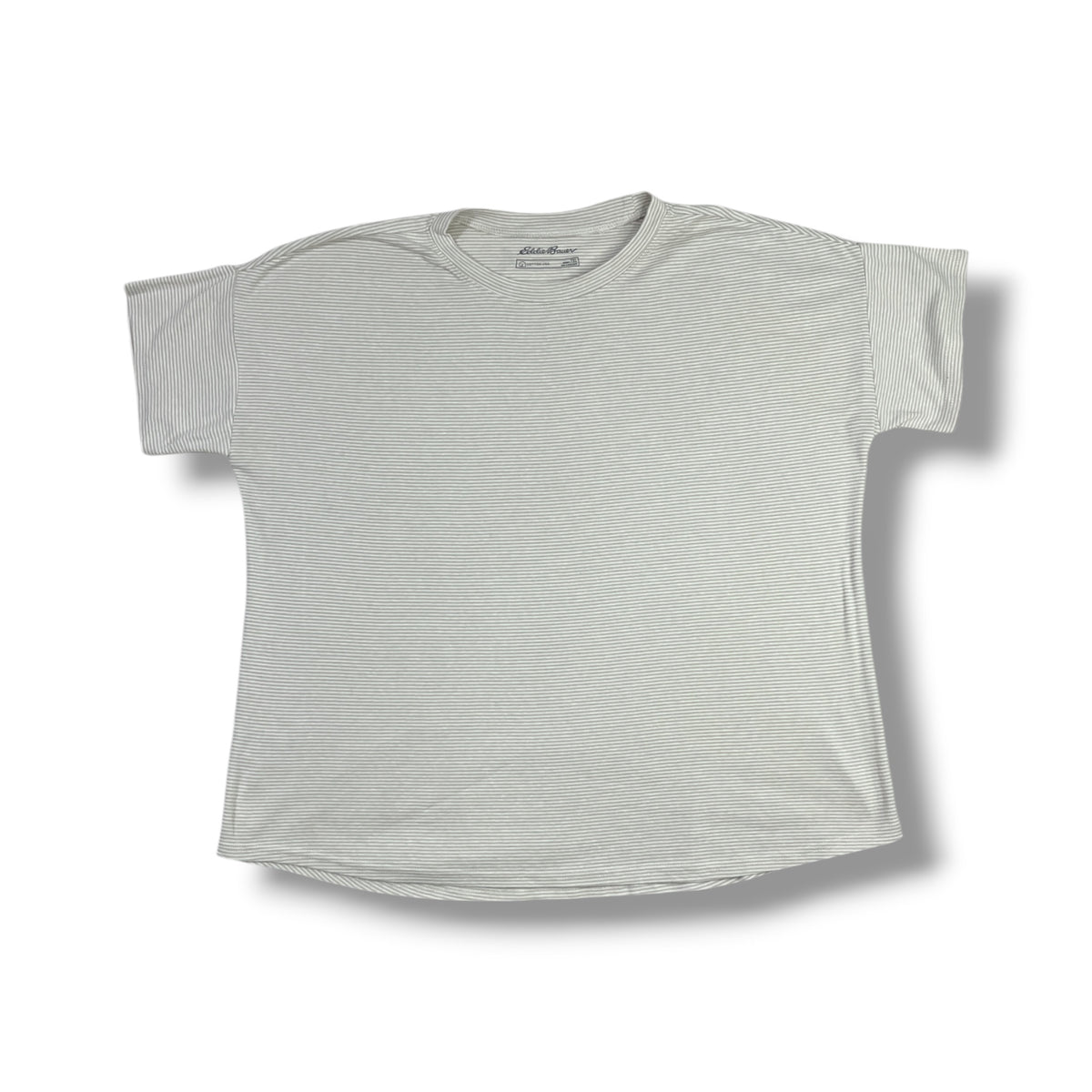 Fotografía real frontal de polera Eddie Bauer blanca a rayas finas grises