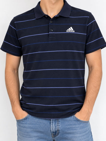 Imagen referencial con modelo masculino, polo Adidas azul marino a rayas
