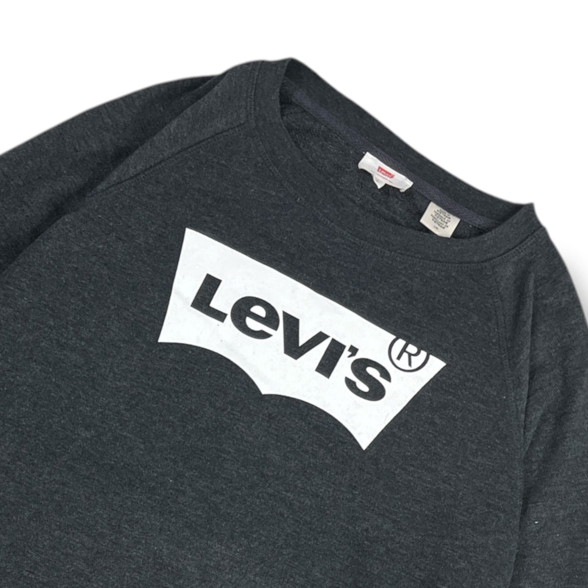 Imagen real del estampado de Levi's, cuello y costuras