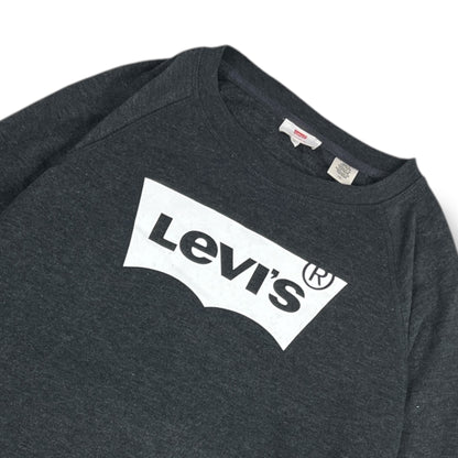 Imagen real del estampado de Levi's, cuello y costuras