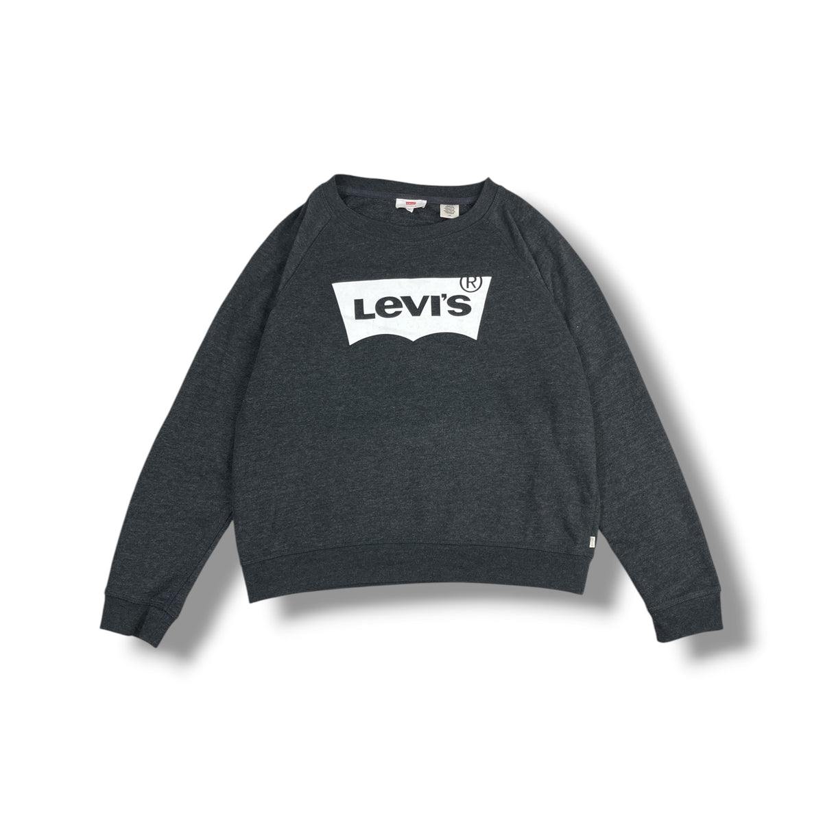 Imagen real frontal del polerón Levi's gris oscuro con logo Batwing blanco