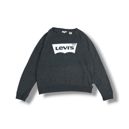 Imagen real frontal del polerón Levi's gris oscuro con logo Batwing blanco