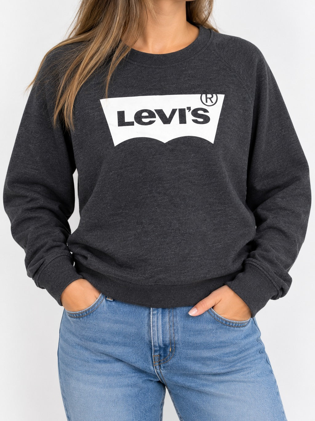 Imagen referencial con modelo de mujer, polerón Levi's gris oscuro con logo blanco, portada frontal 3:4