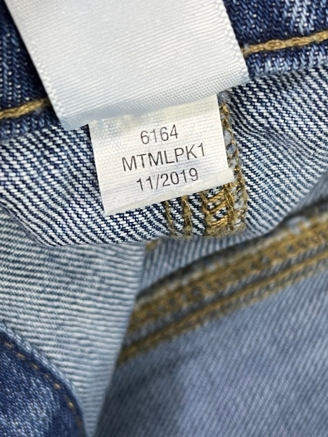 Etiqueta real de código y fecha de fabricación