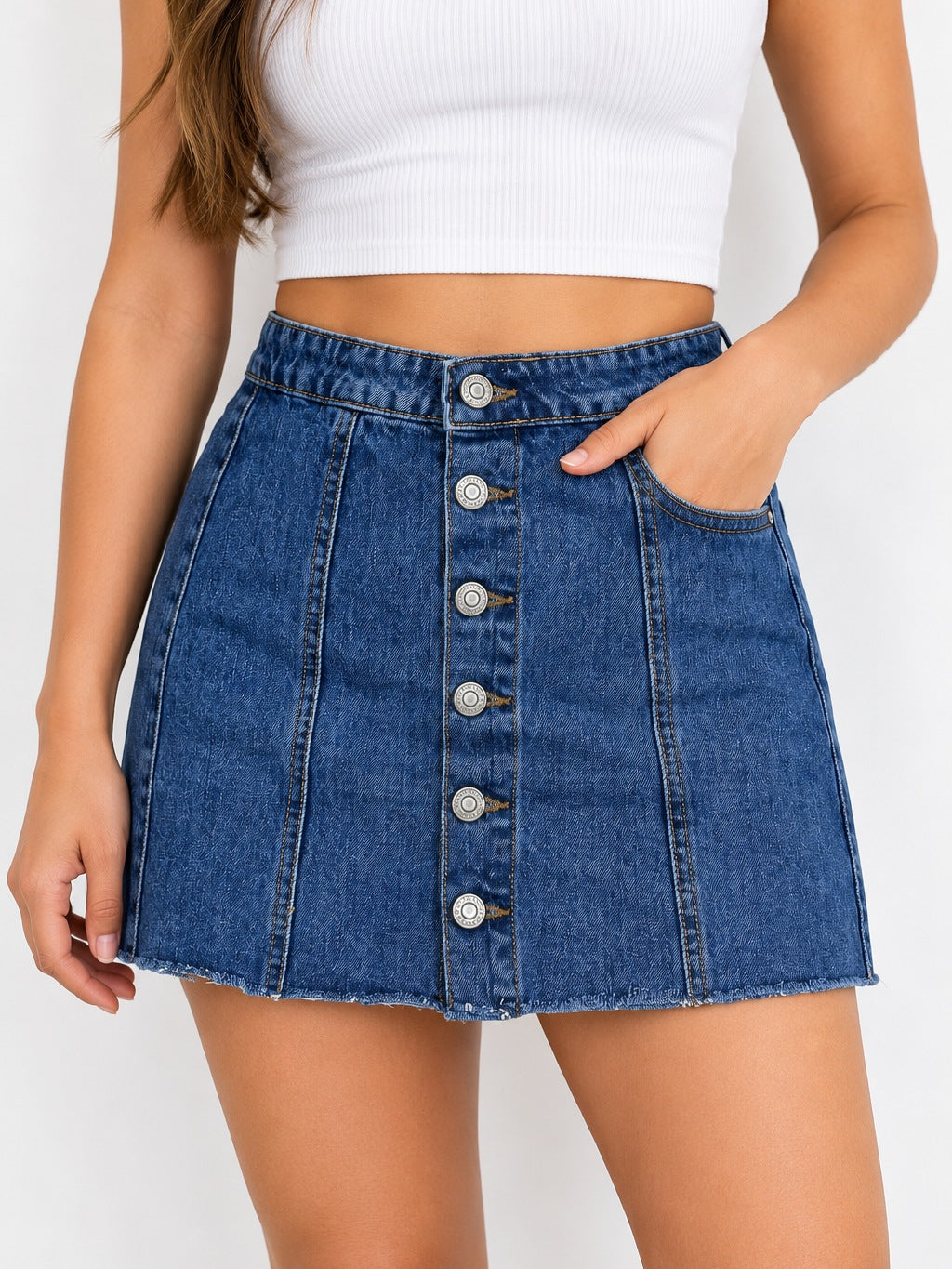 Imagen referencial modelo mujer con falda de mezclilla AERO en formato 3:4