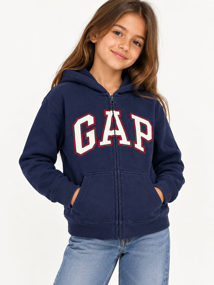 Imagen referencial polerón GAP Kids azul marino para niña con modelo, frontal 3:4