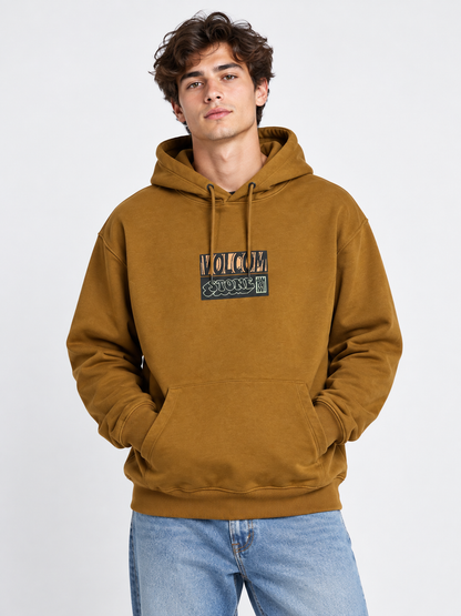 Foto referencial con modelo hombre adulto usando polerón Volcom Stone café mostaza, imagen frontal 3:4