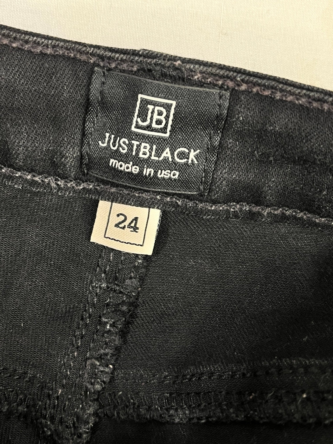 Etiqueta de marca JustBlack talla 24