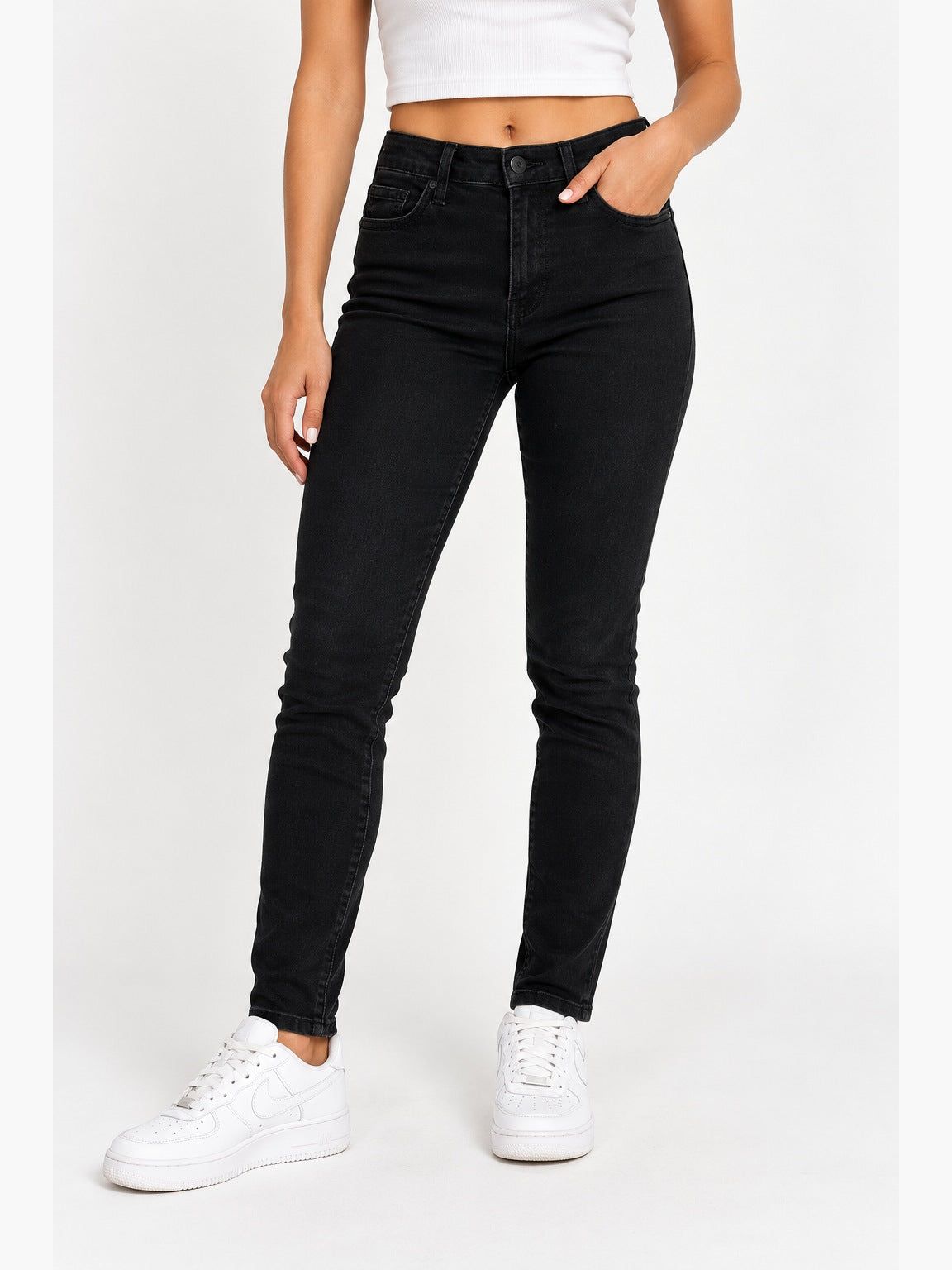 Modelo mujer referencial con jeans JustBlack negros ajustados, primera foto 3:4