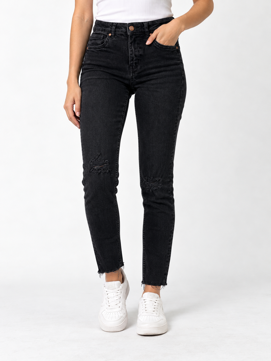 Modelo referencial mujer usando jeans H&M Divided negro rasgado, portada vertical 3:4
