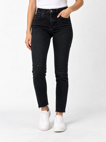 Modelo referencial mujer usando jeans H&M Divided negro rasgado, portada vertical 3:4