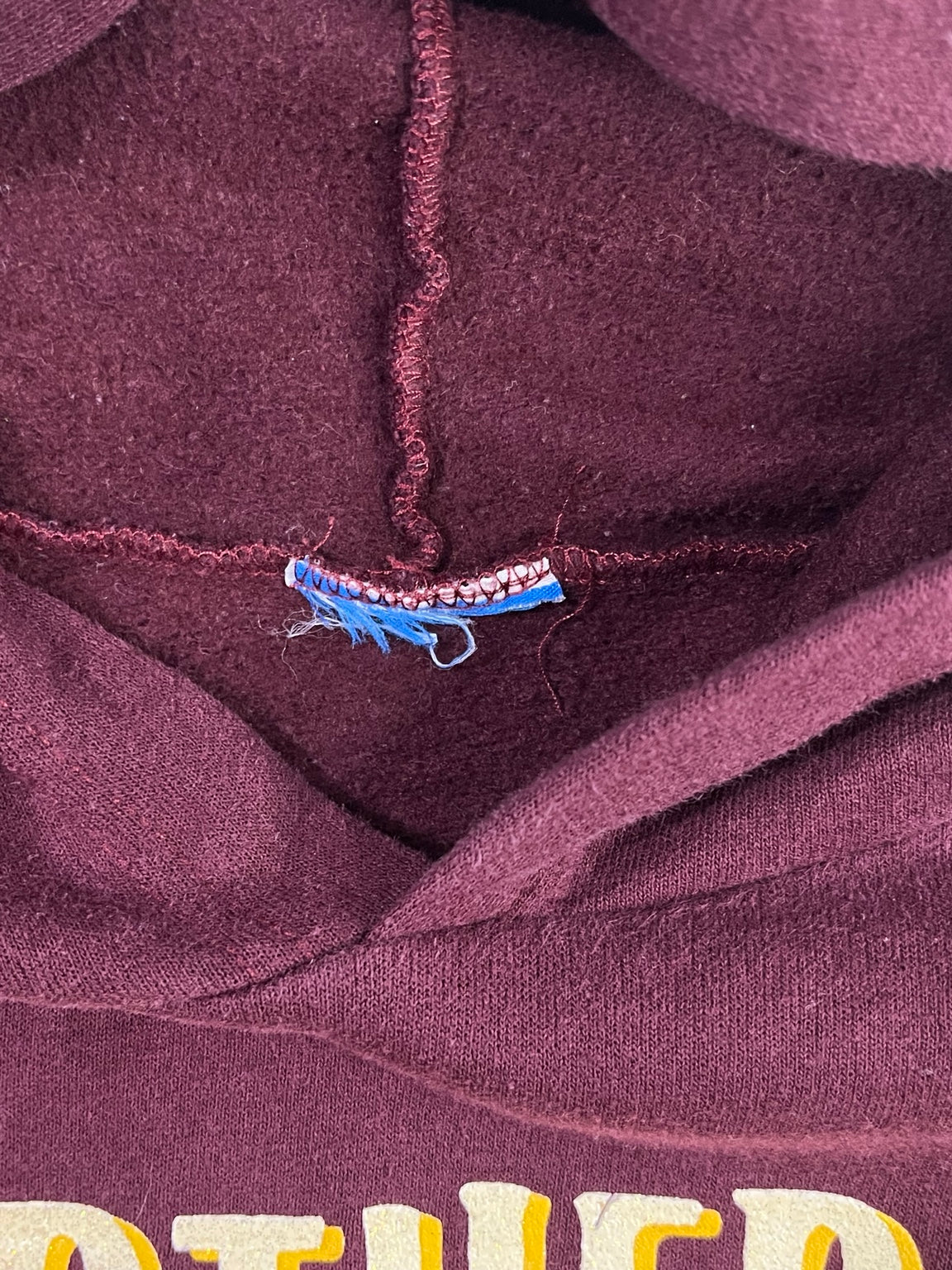 Foto del detalle interior de la capucha con resto textil azul