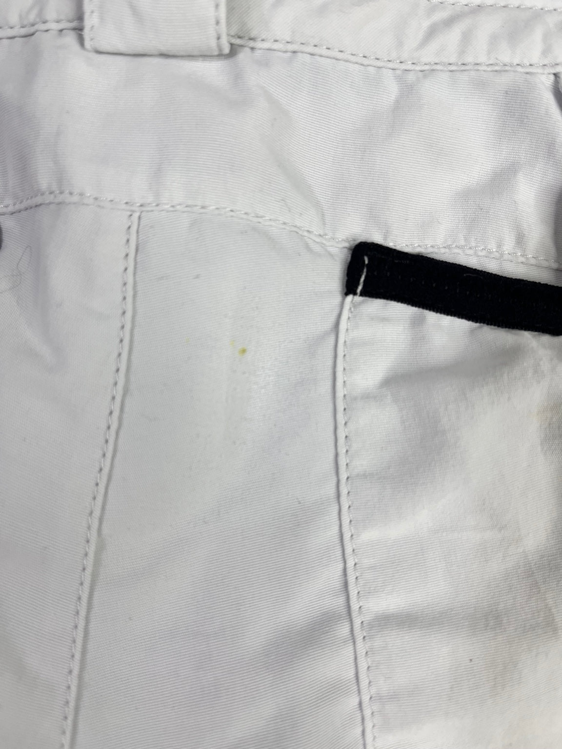 Detalle original de marcas puntuales amarillo tenue