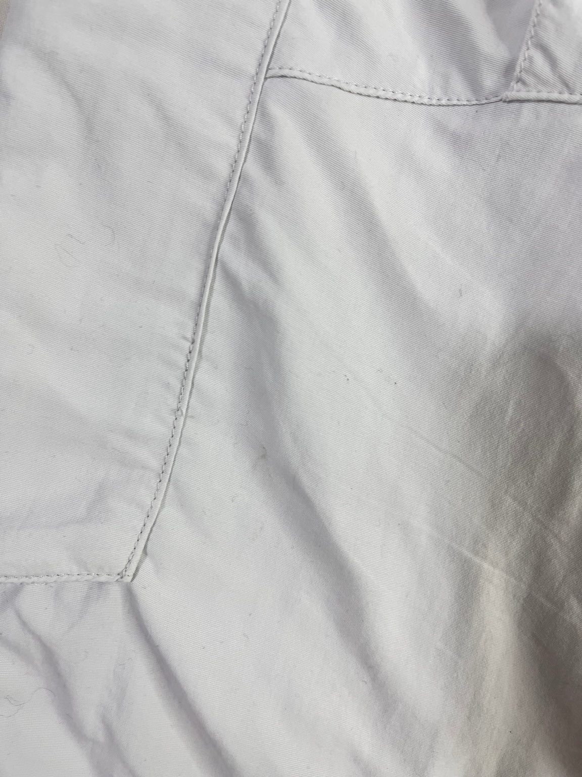 Detalle original de pequeñas marcas sobre tejido