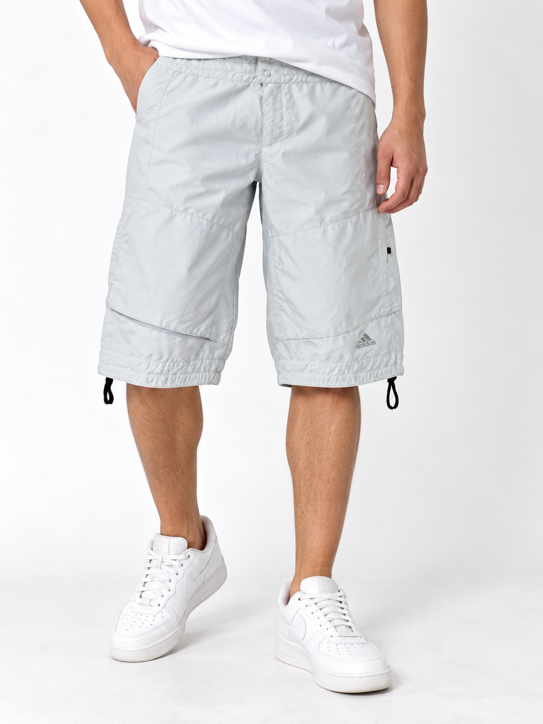 Imagen con modelo referencial de short Adidas nylon gris hielo