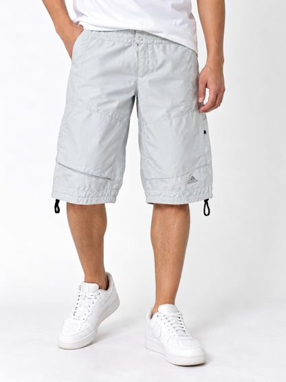 Imagen con modelo referencial de short Adidas nylon gris hielo