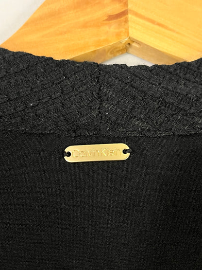 Fotografía real placa dorada Calvin Klein en cuello
