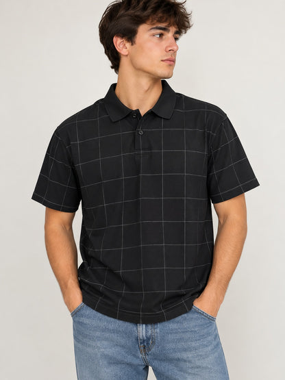 Polera polo Van Heusen negra cuadriculada en modelo masculino, portada 3:4