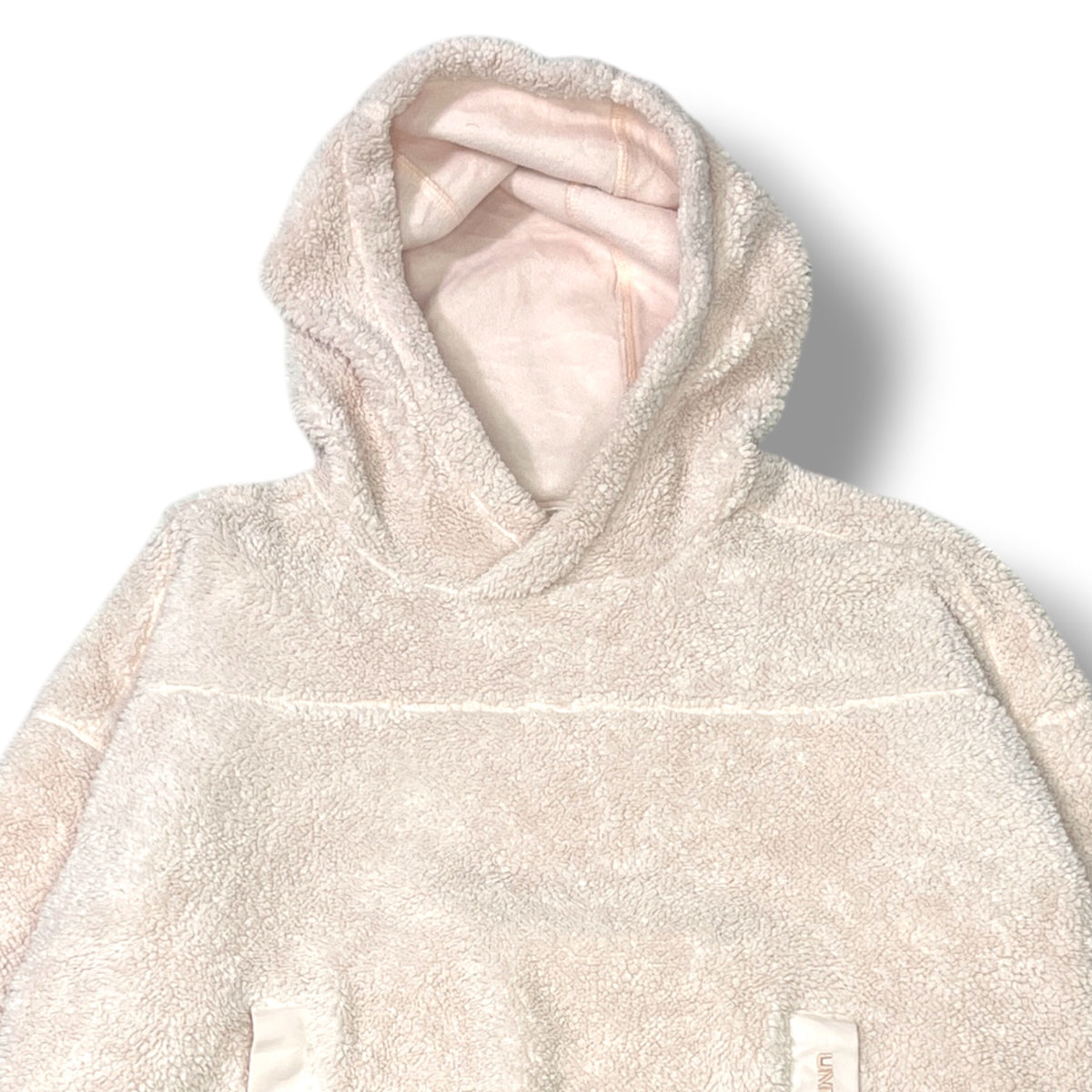 Detalle capucha polerón Under Armour sherpa