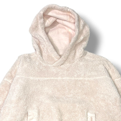 Detalle capucha polerón Under Armour sherpa