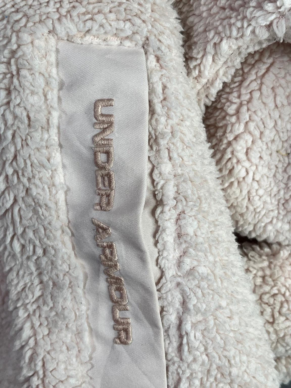 Detalle logotipo Under Armour en bolsillo