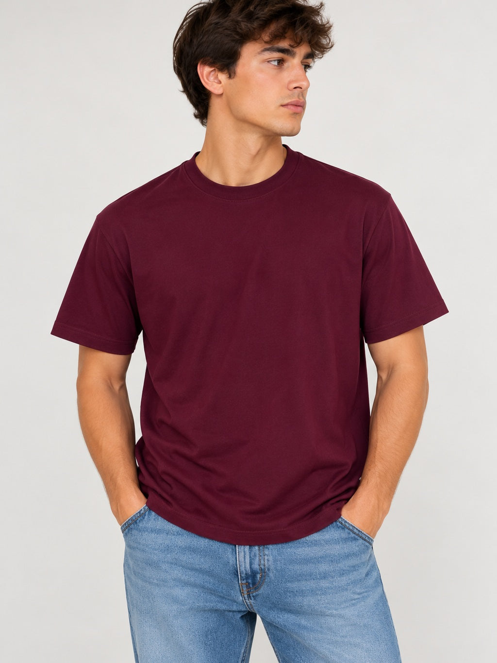 Polera H&M burdeo de hombre en modelo, portada 3:4
